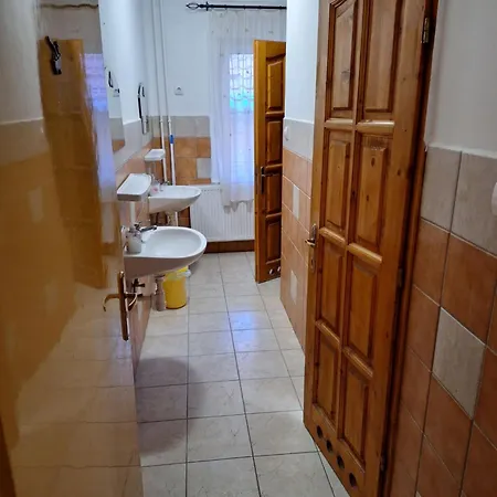 לינה וארוחת בוקר Fenyo Panzio Mezőkövesd