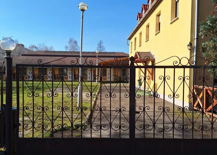 Fenyo Panzio Mezokovesd